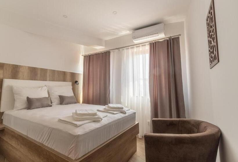 اتاق استاندارد چهارنفره با بالکن, Verdi Rooms