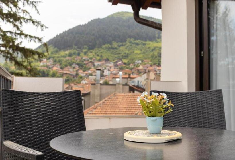 اتاق استاندارد چهارنفره با بالکن, Verdi Rooms