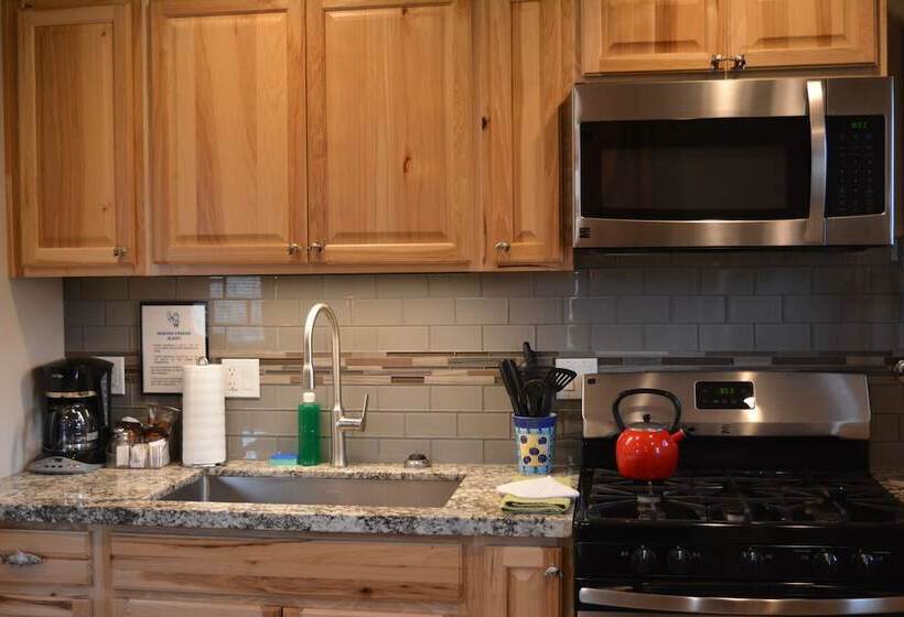 小室, Convict Lake Resort