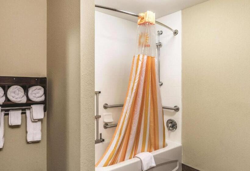 适合残疾人使用的标准间, La Quinta By Wyndham Knoxville Central Papermill