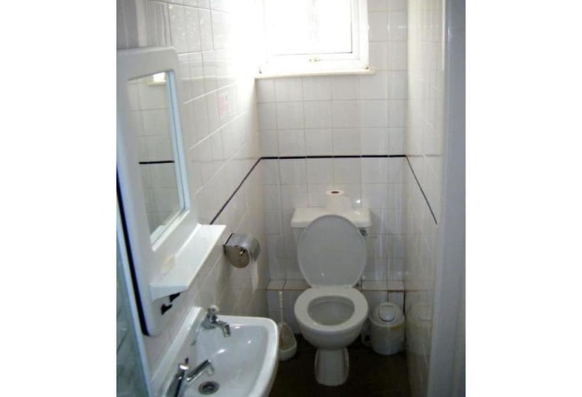 디럭스 룸, The Feathers