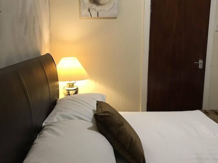 디럭스 룸, The Feathers