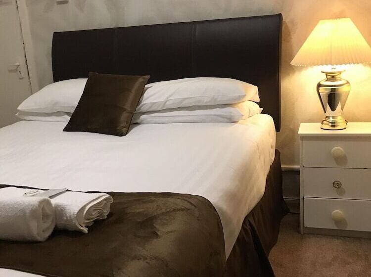 디럭스 룸, The Feathers