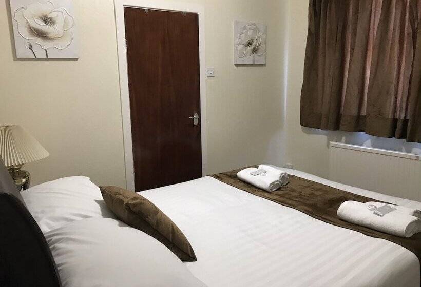 디럭스 룸, The Feathers