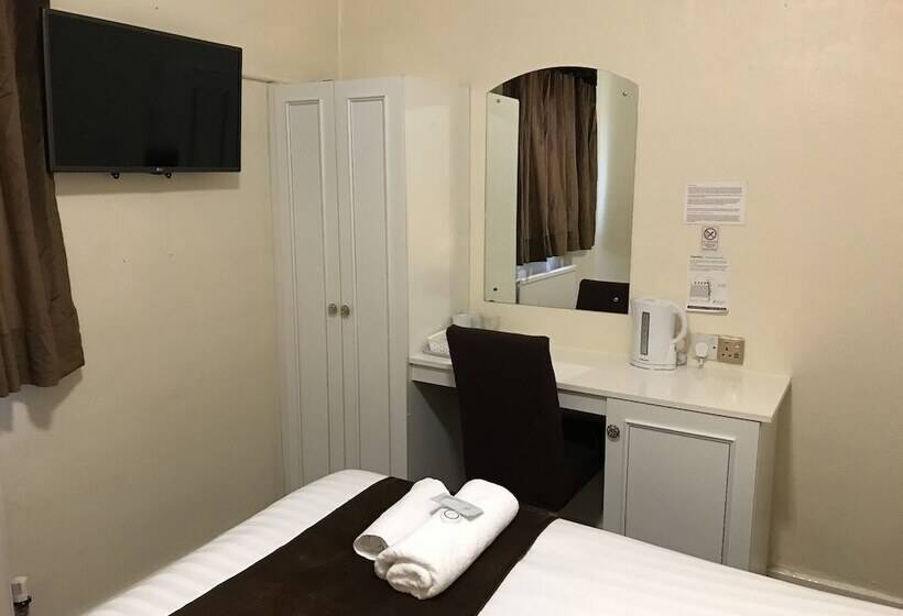 디럭스 룸, The Feathers