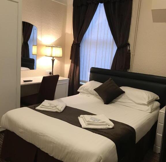 4인용 스탠다드 룸, The Feathers