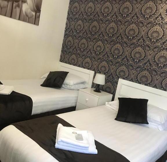 기본룸, The Feathers