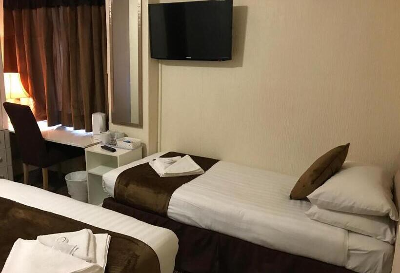 스탠다드 트리플 룸, The Feathers