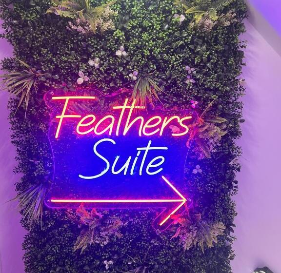 스탠다드 룸, The Feathers