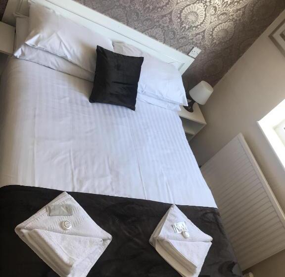 스탠다드 룸, The Feathers