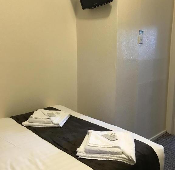 스탠다드 룸, The Feathers