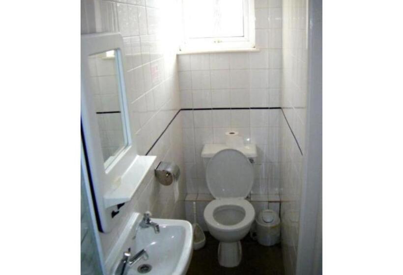 이코노미 룸, The Feathers