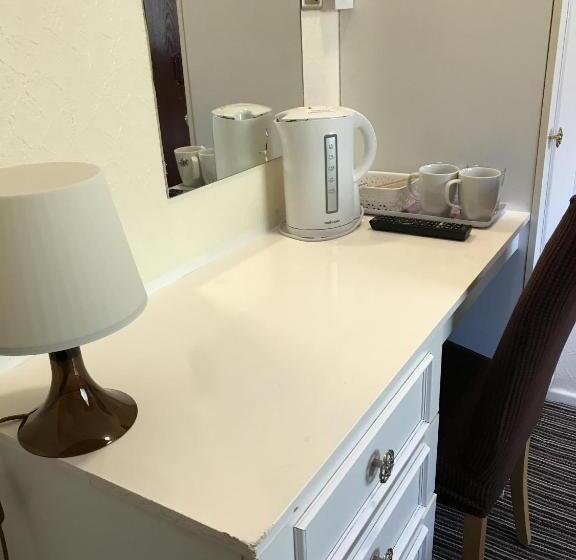 이코노미 룸, The Feathers