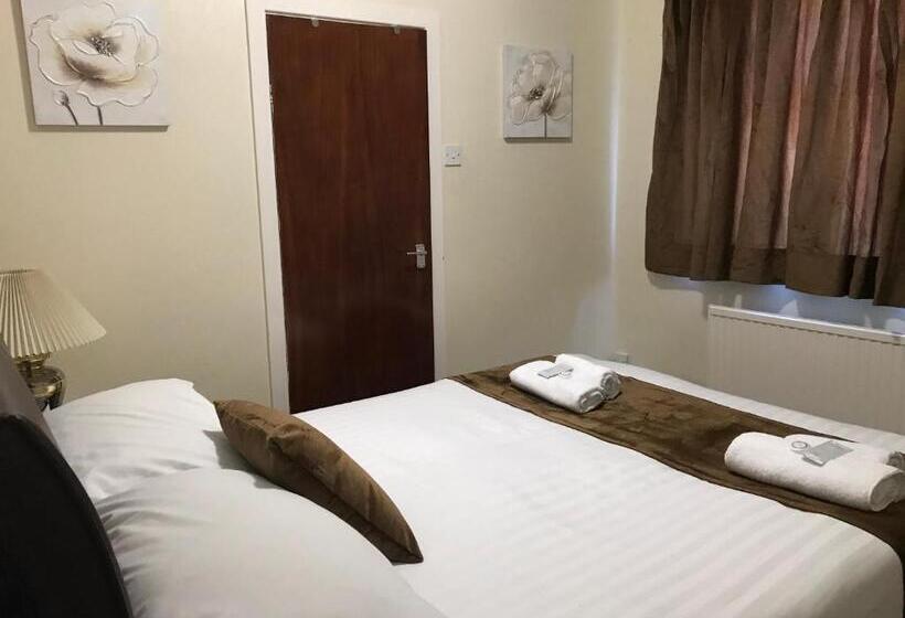 디럭스 룸, The Feathers