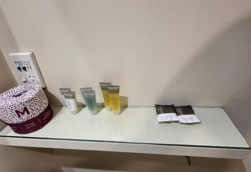 スタンダードルーム, The Shakespeare