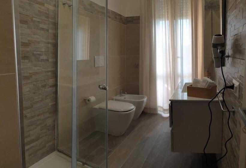 اتاق سهنفرۀ استاندارد با سرویس بهداشتی بیرون از اتاق, B&b Dei Cardinali