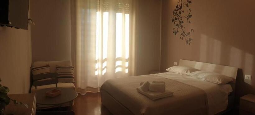 اتاق سهنفرۀ استاندارد با سرویس بهداشتی بیرون از اتاق, B&b Dei Cardinali