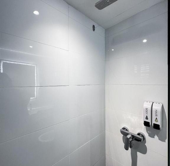 استودیوی استاندارد, D Nova Hotel Bugis