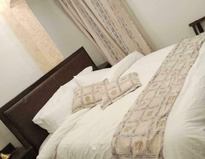 اتاق اکونومی, Zrizira Inn