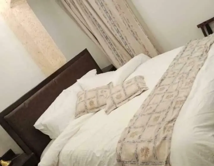 اتاق اکونومی, Zrizira Inn