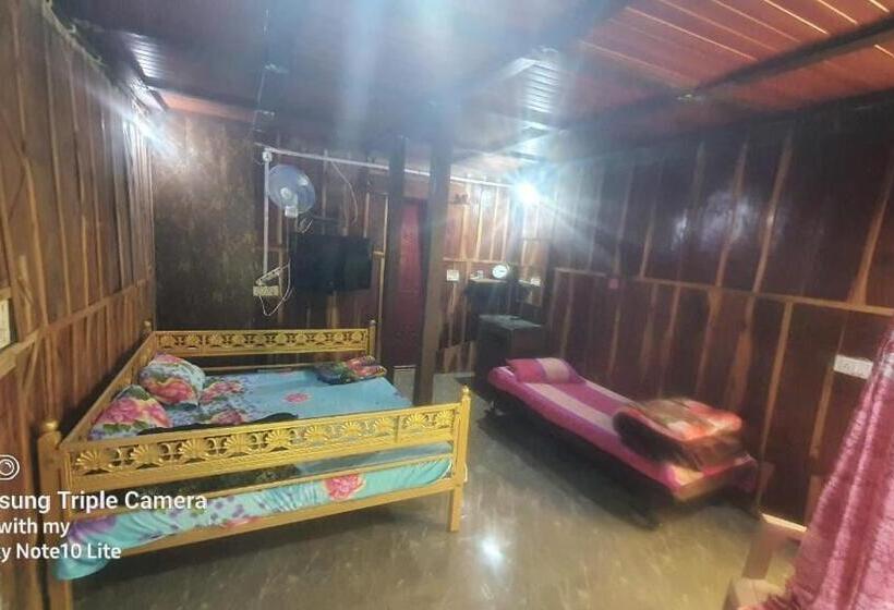 غرفة إدارية ثلاثية, Amruta Homestays