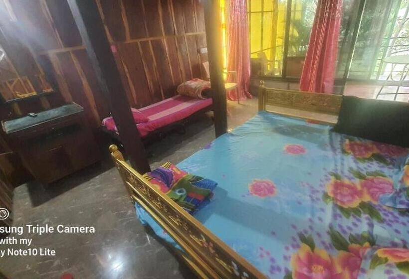غرفة إدارية ثلاثية, Amruta Homestays