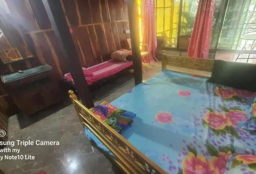 エクゼクティブトリプル, Amruta Homestays