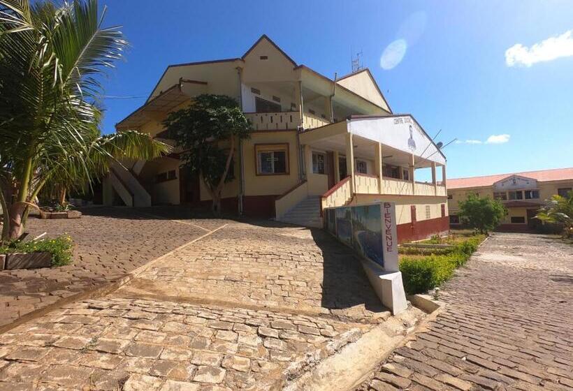 اتاق استاندارد سه تخته با چشمانداز باغ, Centre Lucien Botovasoa