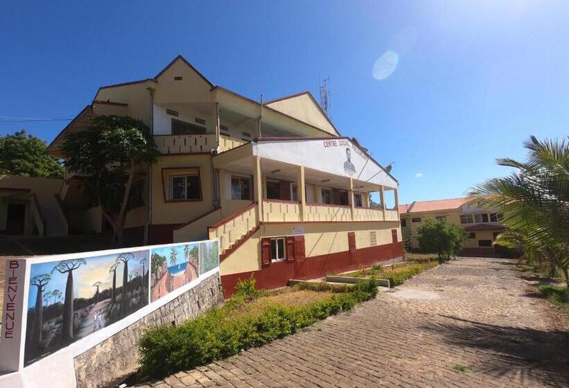 اتاق خانوادگی با چشمانداز باغ, Centre Lucien Botovasoa