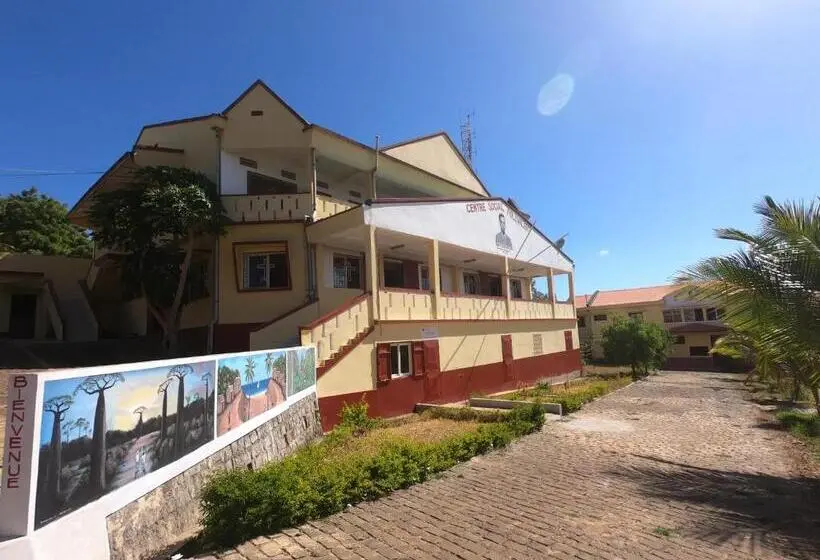 اتاق خانوادگی با چشم‌انداز باغ, Centre Lucien Botovasoa