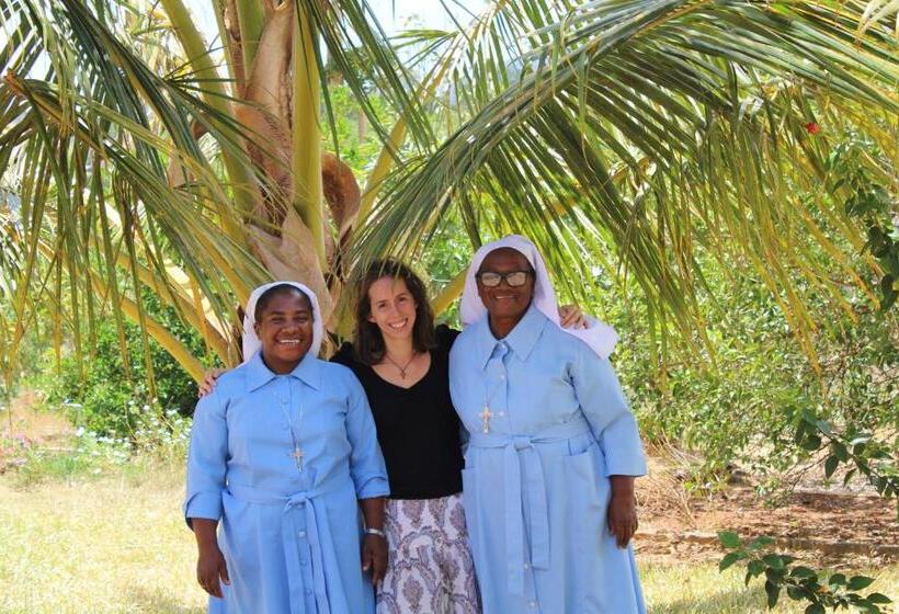 اتاق استاندارد با تراس, Centre Lucien Botovasoa