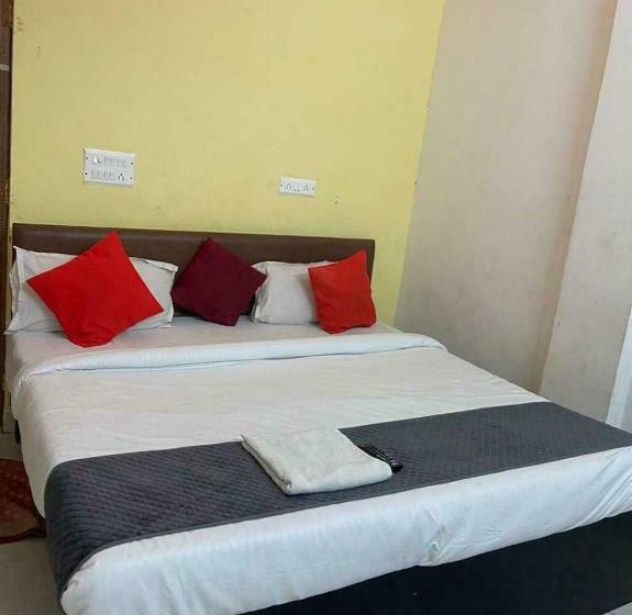 トリプルクラシックルーム, Pop 70207 Raghav Residency