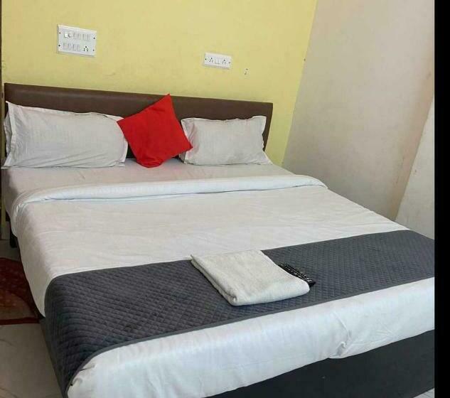 トリプルクラシックルーム, Pop 70207 Raghav Residency