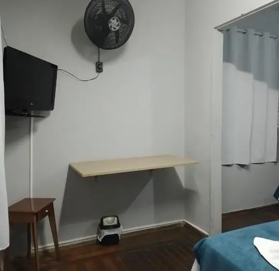 Chambre Quadruple Économique avec Salle de Bains Commune, Pousada Uberaba