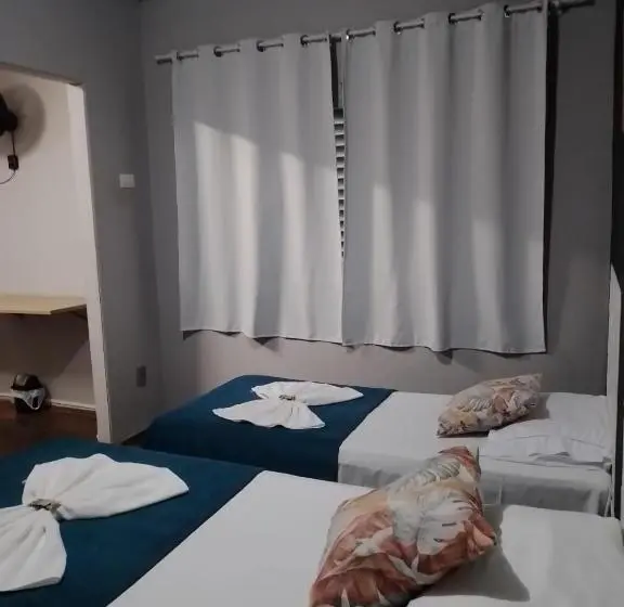 Chambre Quadruple Économique avec Salle de Bains Commune, Pousada Uberaba