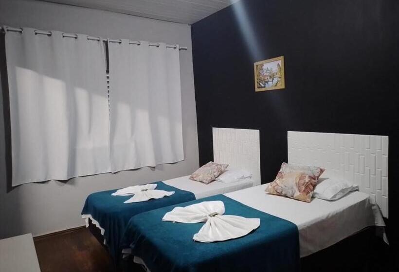 Четырехместный номер эконом класса с общей ванной комнатой, Pousada Uberaba