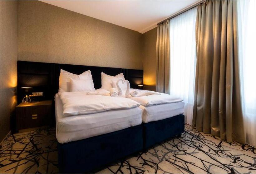 수피리어 룸, Szatmári & étterem Jászberény