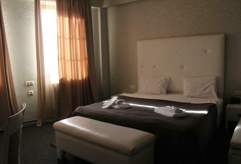 اتاق استاندارد با چشم‌انداز کوهستان, Plaza