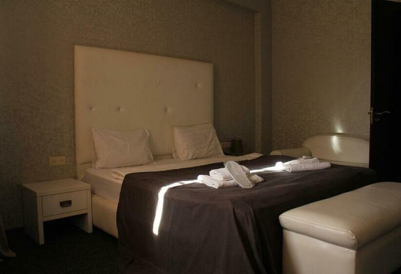 اتاق استاندارد با چشم‌انداز کوهستان, Plaza