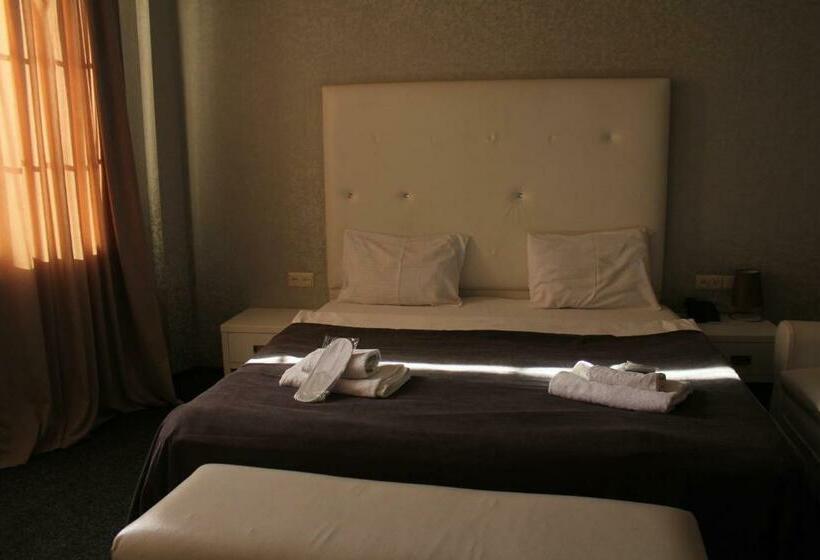 اتاق استاندارد با چشم‌انداز کوهستان, Plaza