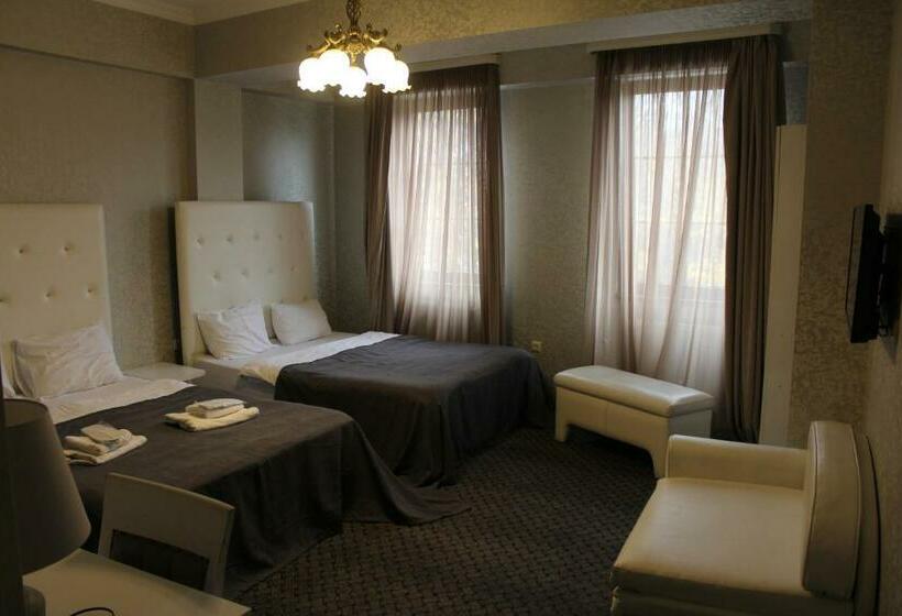 اتاق خانوادگی, Plaza