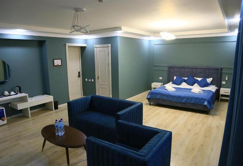 מיטת קינג בסוויטה, Citizen