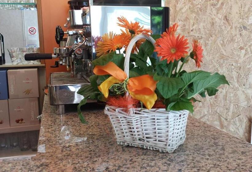 标准三人间, Garnì Capinera