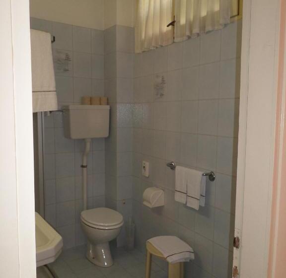 标准三人间, Garnì Capinera