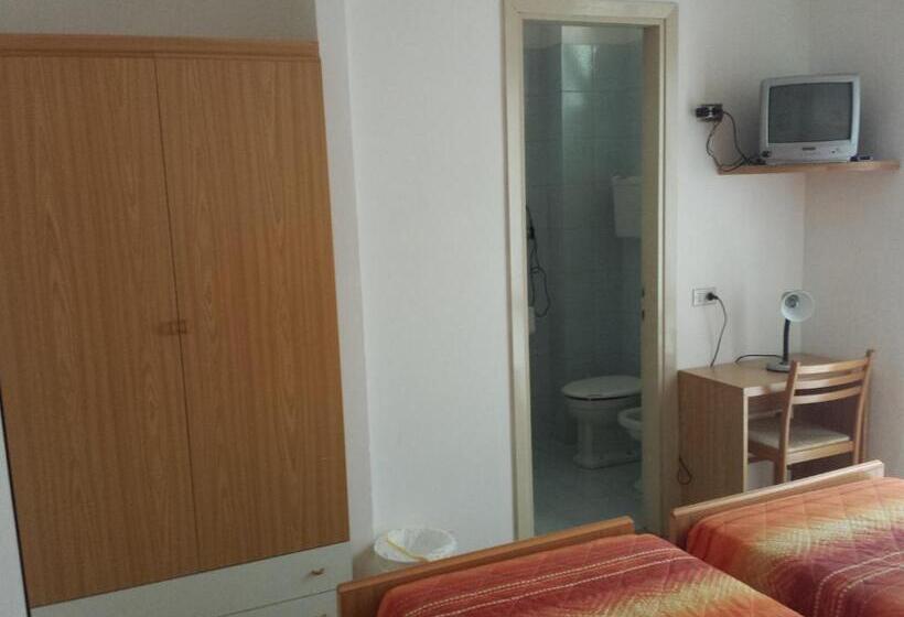 标准三人间, Garnì Capinera