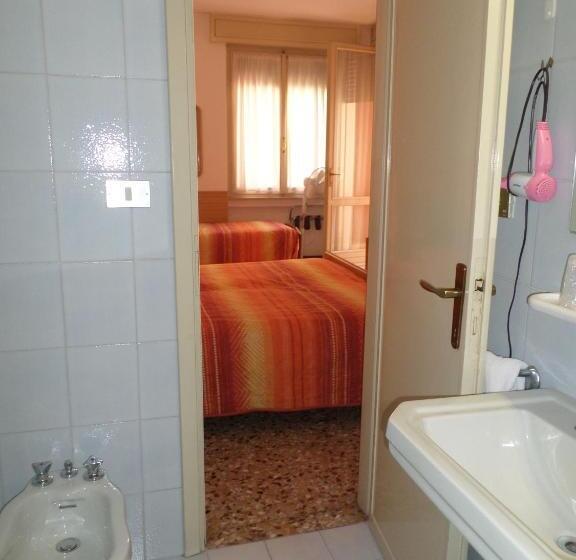 带阳台的三人标准间, Garnì Capinera