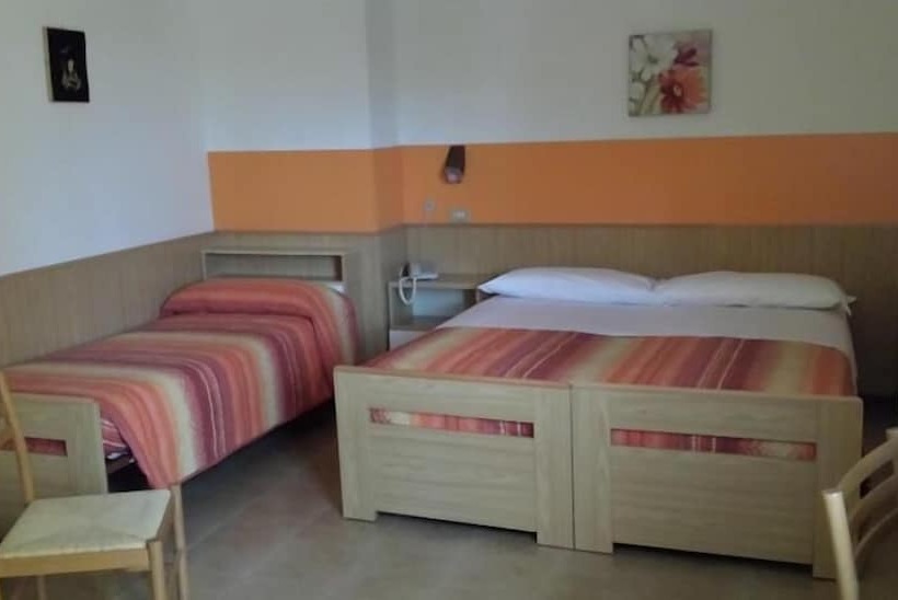 标准三人间, Garnì Capinera