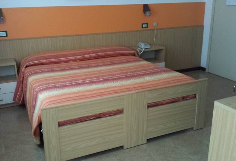 标准三人间, Garnì Capinera