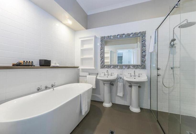 Люкс Кровать Кинг, Grand Mercure Basildene Manor