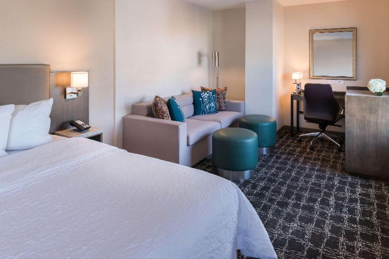 キングサイズベッドのスタンダードルーム, Hilton Garden Inn Rochester Downtown, Ny